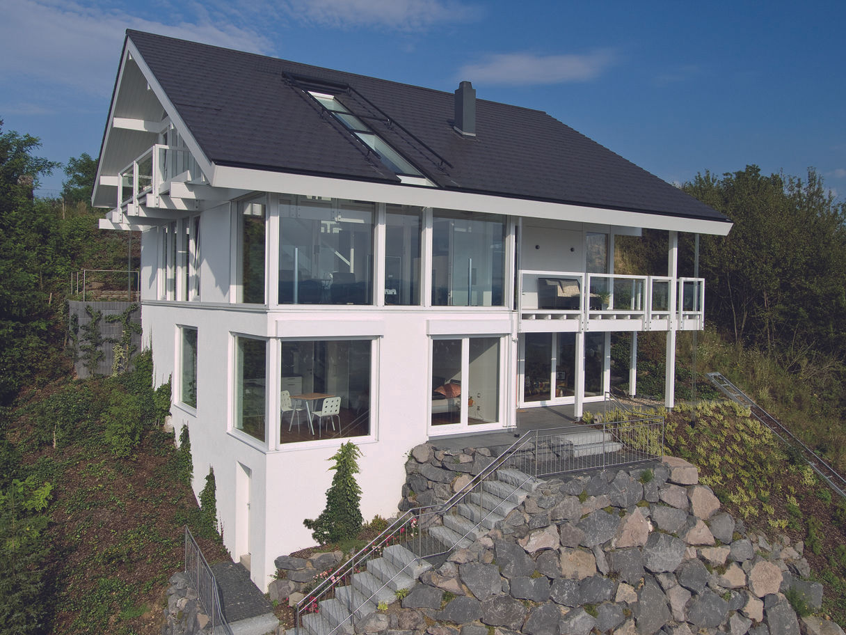 Panoramalage im Siebengebierge, DAVINCI HAUS GmbH & Co. KG DAVINCI HAUS GmbH & Co. KG Classic style houses