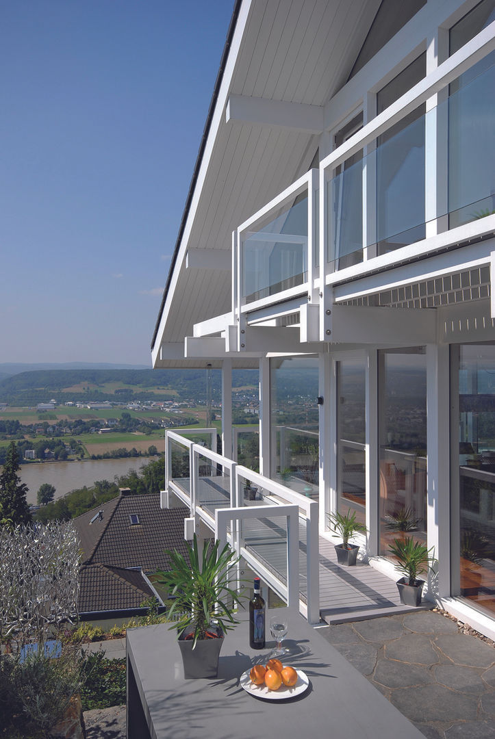 Panoramalage im Siebengebierge, DAVINCI HAUS GmbH & Co. KG DAVINCI HAUS GmbH & Co. KG Classic style balcony, veranda & terrace