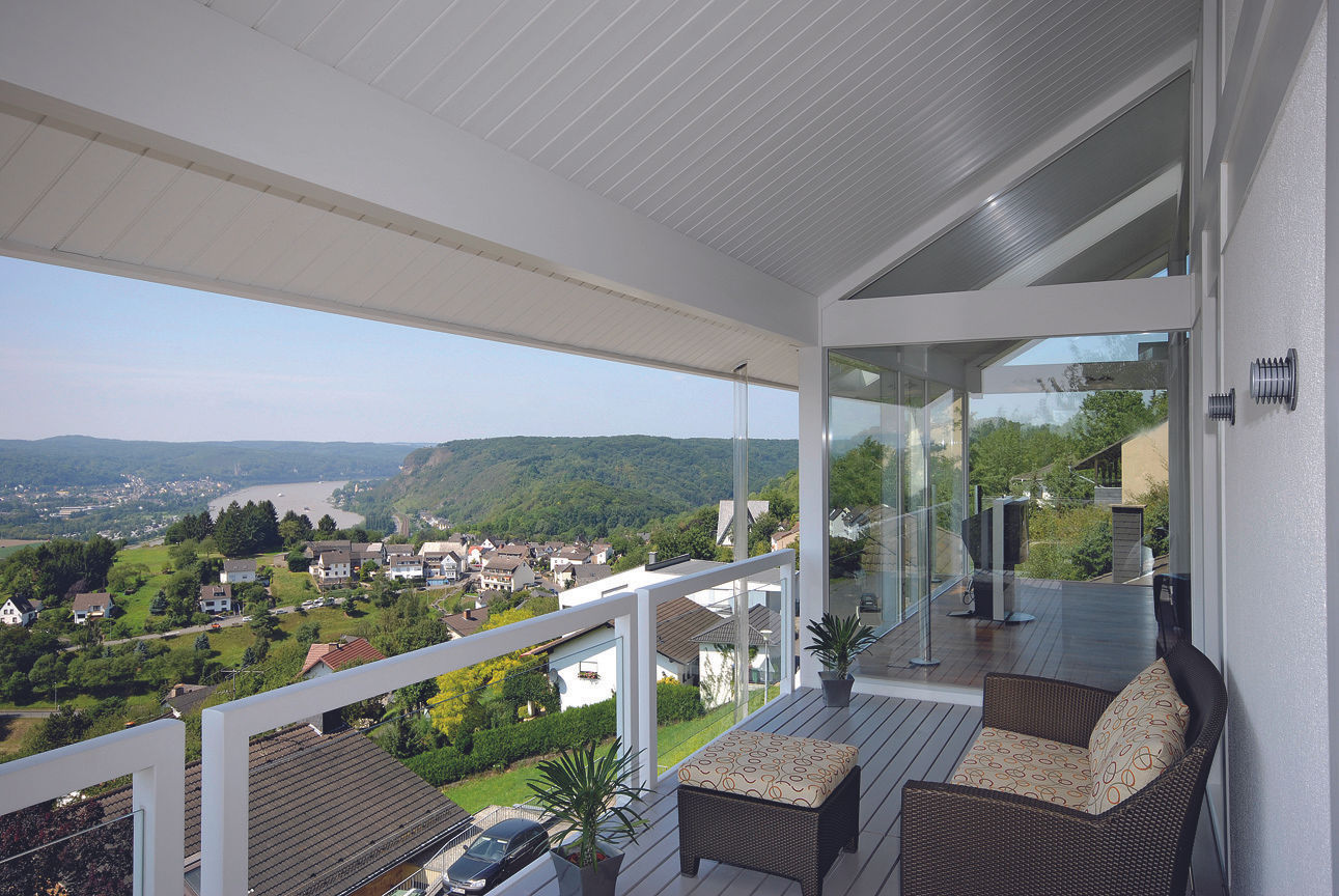 Panoramalage im Siebengebierge DAVINCI HAUS GmbH & Co. KG Klassischer Balkon, Veranda & Terrasse