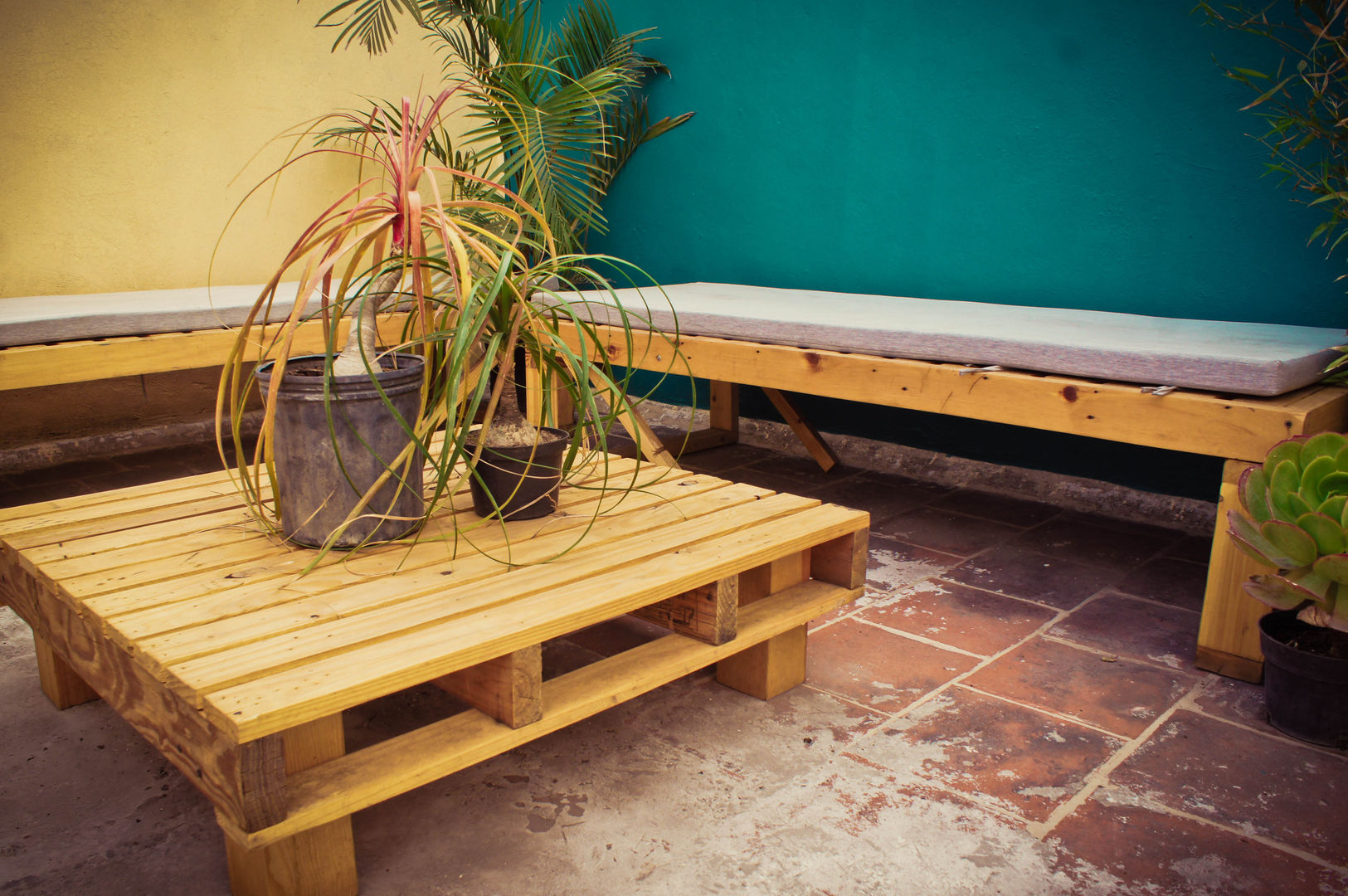 Departamento en el centro de la ciudad, amiko espacios amiko espacios Rustic style garden Furniture