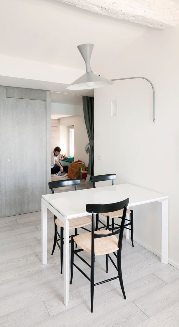 Attico sul Porto, gosplan architects gosplan architects Modern Dining Room