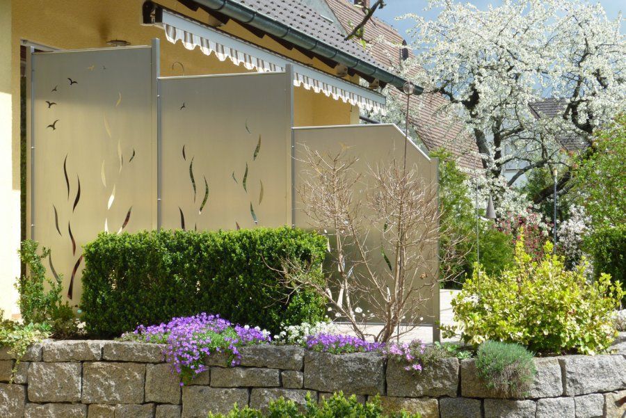 "Spring Feeling" Edelstahl Atelier Crouse: Moderner Garten