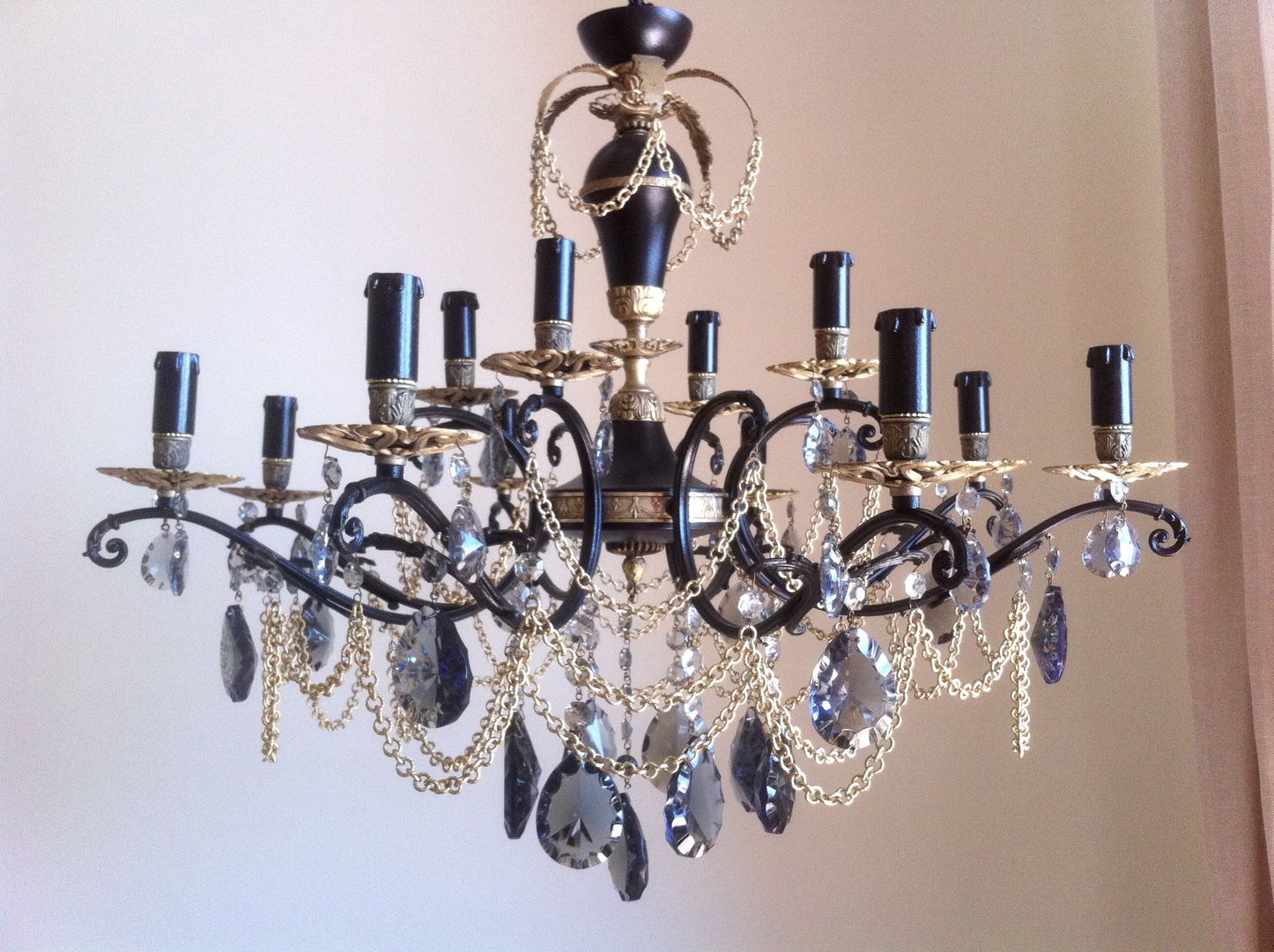 Black and bronze vintage repurposed chandelier, 12 lights, Milan Chic Chandeliers Milan Chic Chandeliers オリジナルデザインの リビング 照明