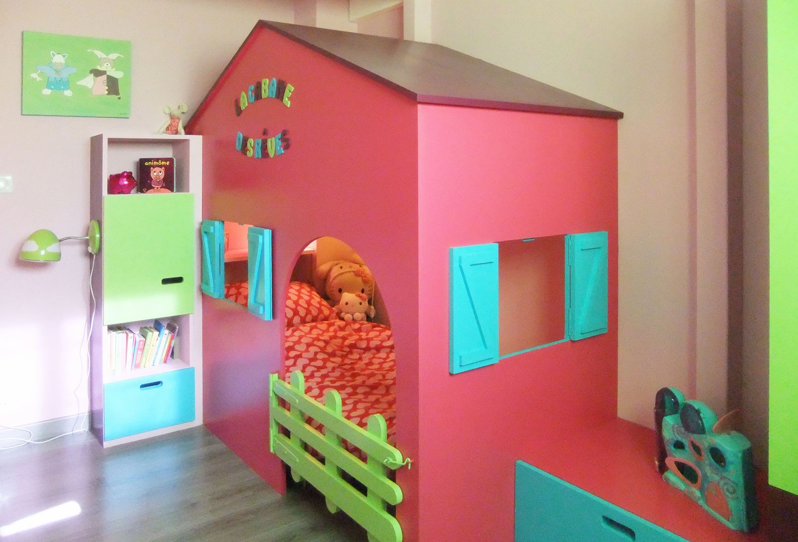 Chambre d'enfant HOME feeling Chambre d'enfant moderne Propriété,Vert,Produit,Jouet,Maison de poupées,Design d&#39;intérieur,Bois,Orange,Éclairage,Rose