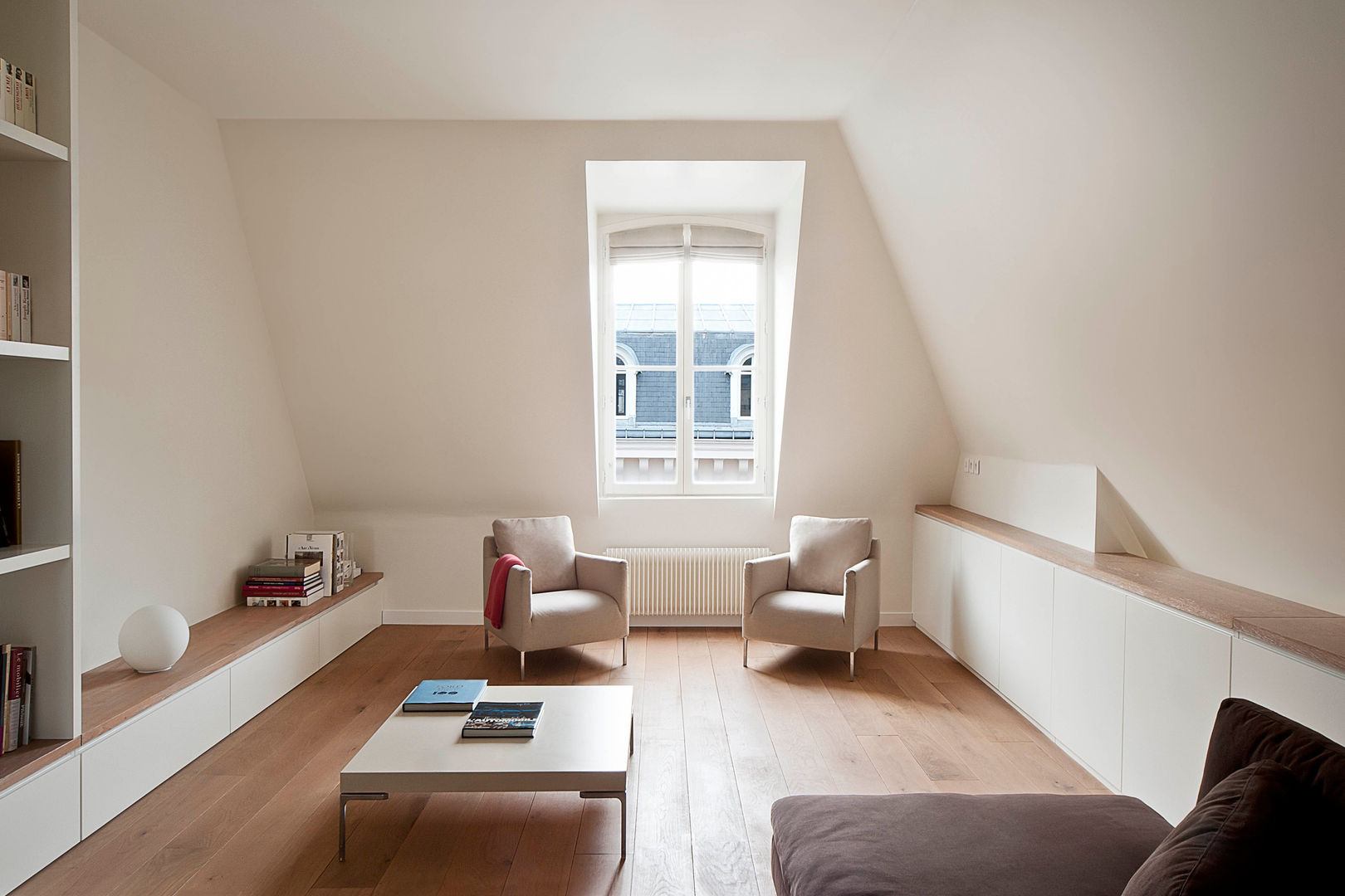 Apartment renovation, GIULIANO-FANTI ARCHITETTI GIULIANO-FANTI ARCHITETTI ミニマルデザインの リビング