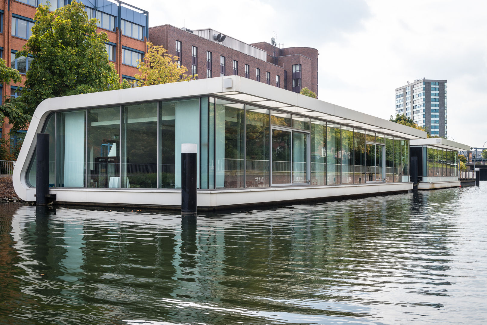 Außenansicht Floating Homes C-Type FLOATING HOMES Ausgefallene Häuser Wasser,Gebäude,Wolke,Himmel,Fenster,Fahrzeug,Urban design,Baum,See,Immobilie