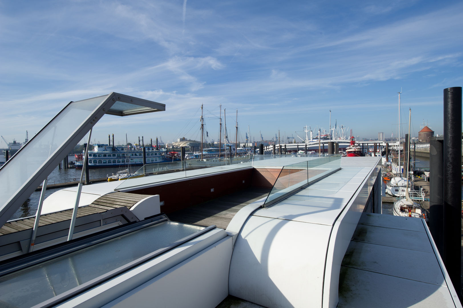 B-Type im City Sporthafen Hamburg, FLOATING HOMES FLOATING HOMES Eclectic style balcony, veranda & terrace