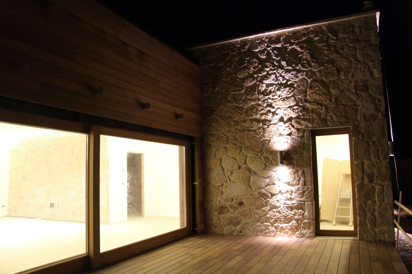 Una Casa con Paredes de Piedra y Jardines de Sueño, HUGA ARQUITECTOS HUGA ARQUITECTOS Terrace