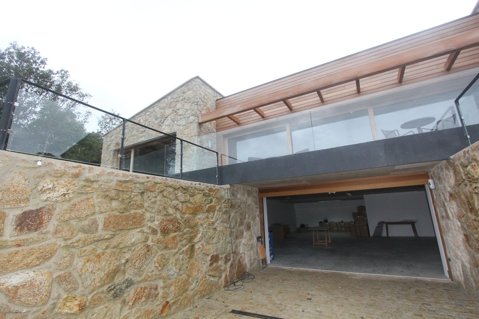 Una Casa con Paredes de Piedra y Jardines de Sueño, HUGA ARQUITECTOS HUGA ARQUITECTOS Casas de estilo rústico