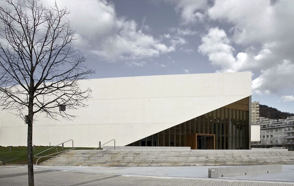 Centro Carlos Santamaría: Biblioteca y Centro de Datos Avanzados, JAAM sociedad de arquitectura JAAM sociedad de arquitectura Commercial spaces Schools