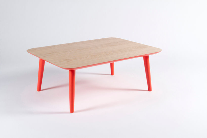 Mesa de salón de madera maciza y patas rojas Muka Design Lab Livings de estilo escandinavo Mesas de centro y auxiliares