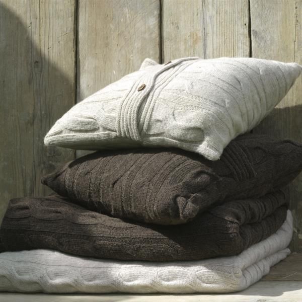 Lambswool cushions homify Soggiorno in stile rustico Accessori & Decorazioni