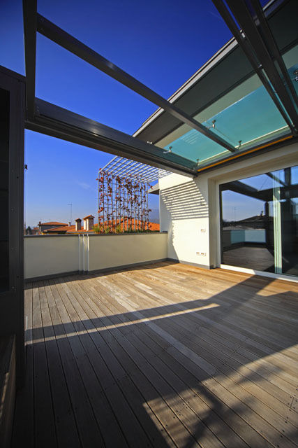 San Carlo, Massimo Vallotto Architetto Massimo Vallotto Architetto Balcony, Veranda and Terrace