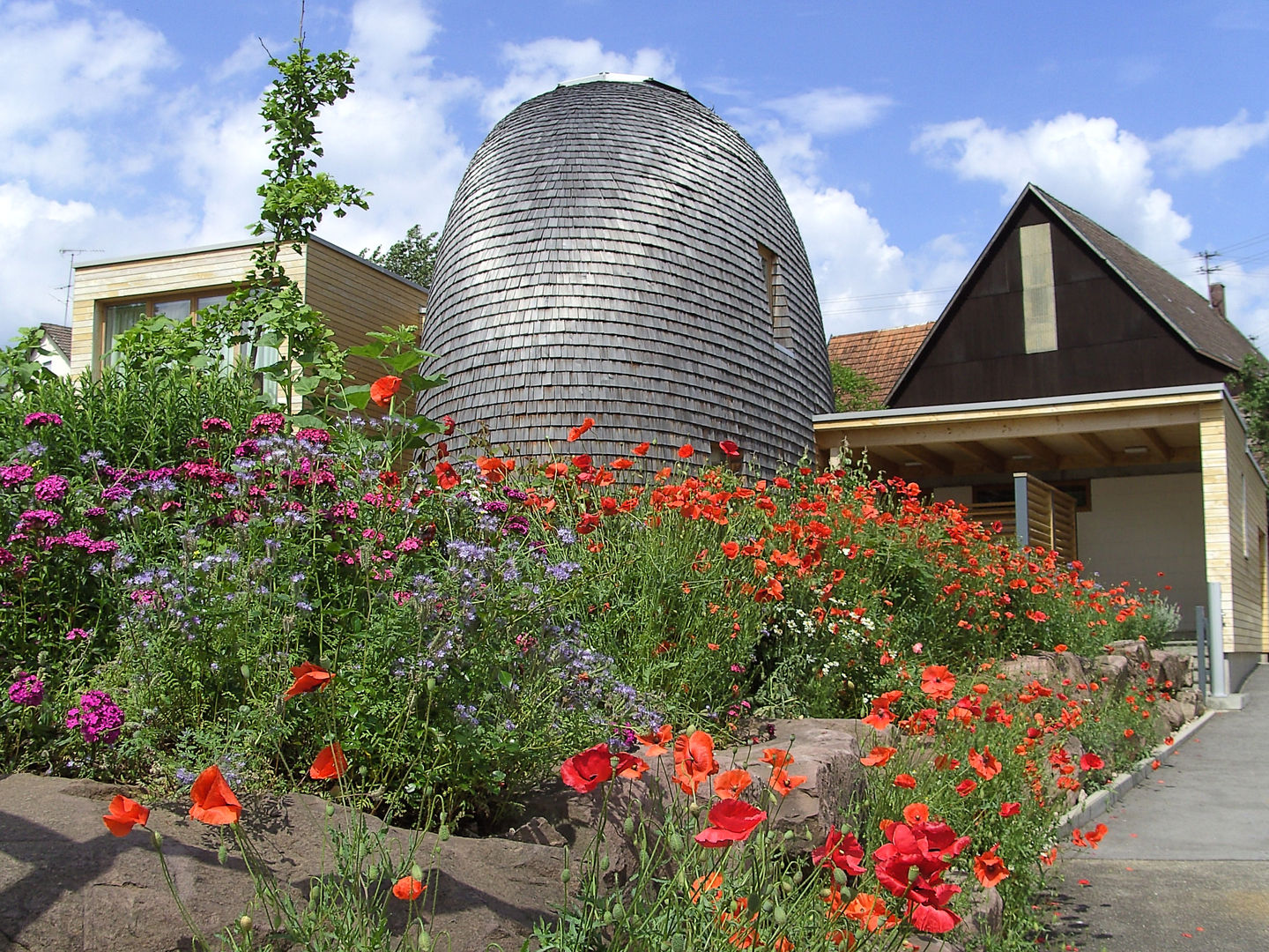 Ferienwerkstatt – Tumlingen, Jarcke Architekten Jarcke Architekten Moderne Häuser Blume,Wolke,Himmel,Pflanze,Gebäude,Botanik,Die Architektur,Gras,Biom,Haus