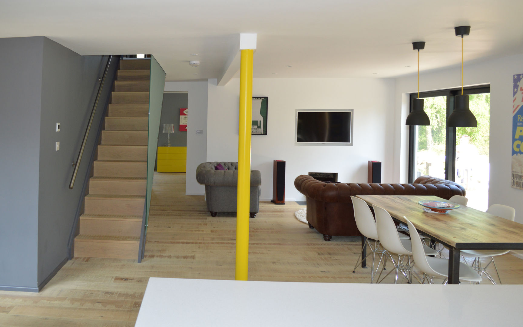 Open Plan Living Area with Timber Flooring Throughout ArchitectureLIVE Moderne eetkamers open space kitchen,open-plan living,kitchen/dining,glass balustrade,yellow accent,leather sofas,full height glazing