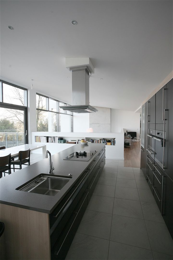 Wenge & Ferrara Oak Kitchen Arlington Interiors Modern kitchen Cabinets & shelves