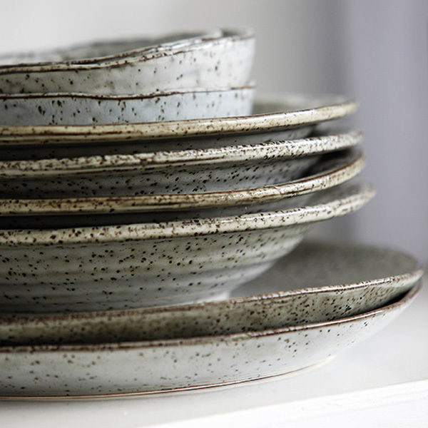 Rustic cake plate and bowl homify Kitchen Cutlery, crockery & glassware