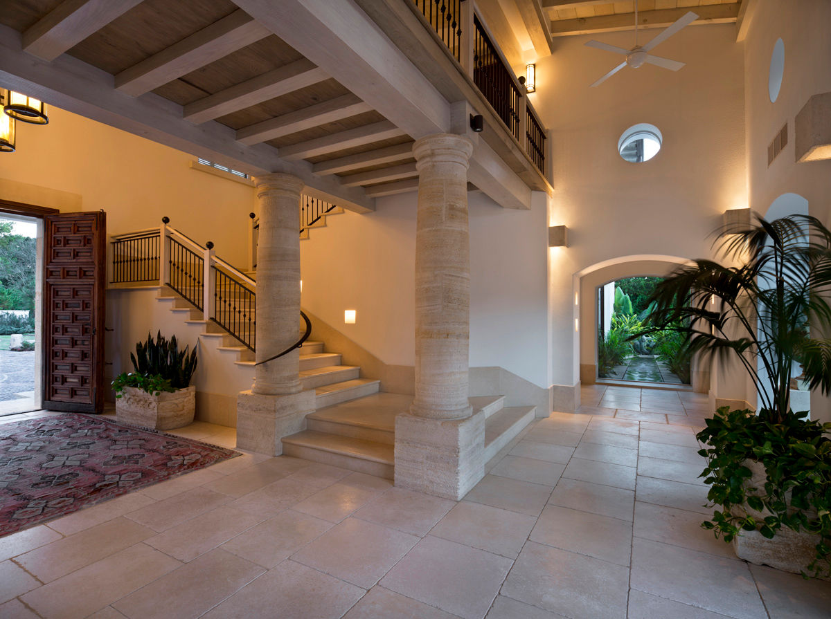 Casa Artigas, Artigas Arquitectos Artigas Arquitectos Rustic style corridor, hallway & stairs