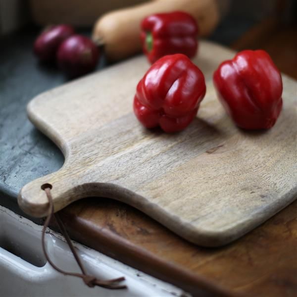 Chunni square chopping board homify Rustikale Küchen Küchenutensilien