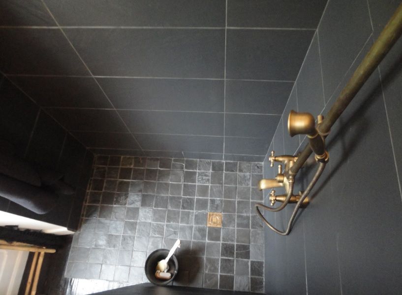 Création d'une salle de bain dans une pièce de 7,5m², Stéphanie CHAMBOURG CHASSAN Stéphanie CHAMBOURG CHASSAN حمام