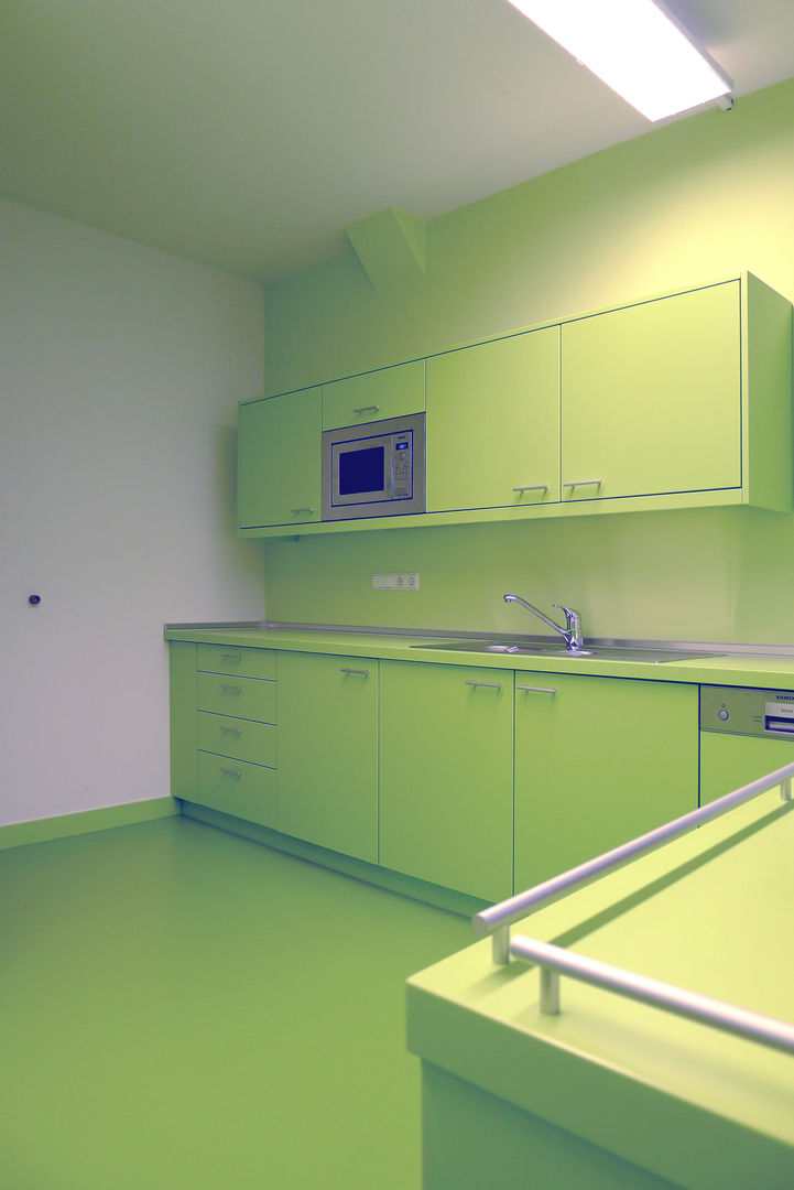 KÜCHE, mori mori Modern style kitchen Cabinets & shelves