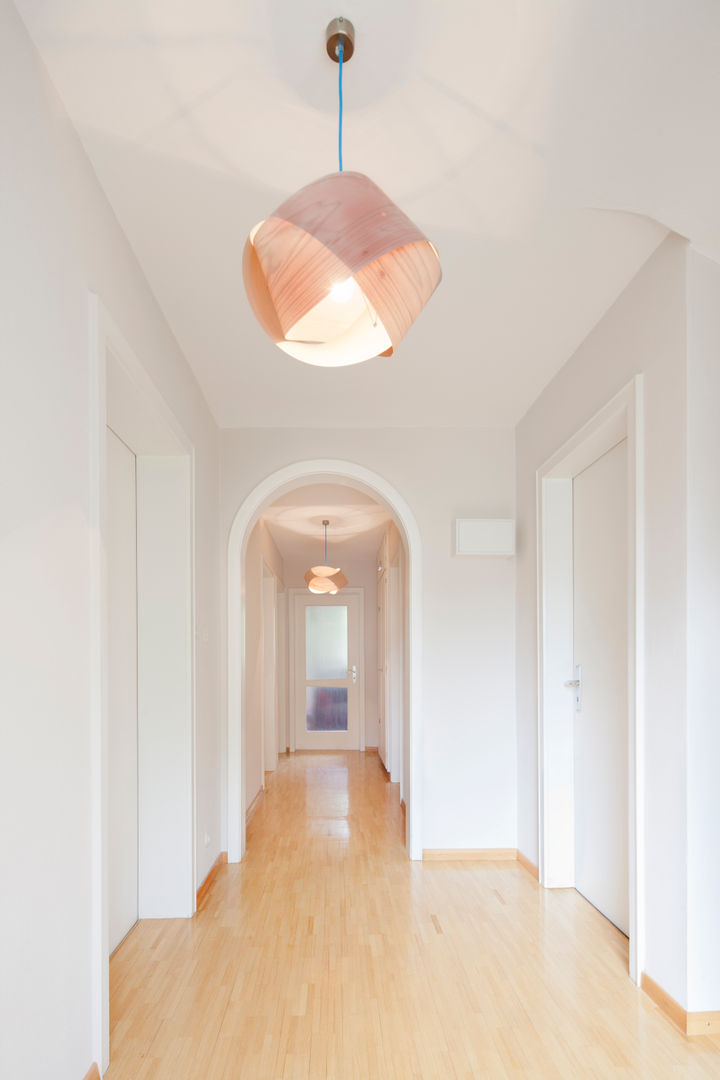 WOHNEN, mori mori Modern corridor, hallway & stairs Lighting