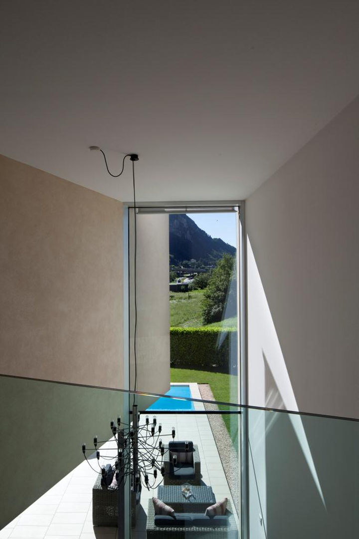 Casa a Riva S. Vitale, Studio d'arch. Gianluca Martinelli Studio d'arch. Gianluca Martinelli Modern Corridor, Hallway and Staircase