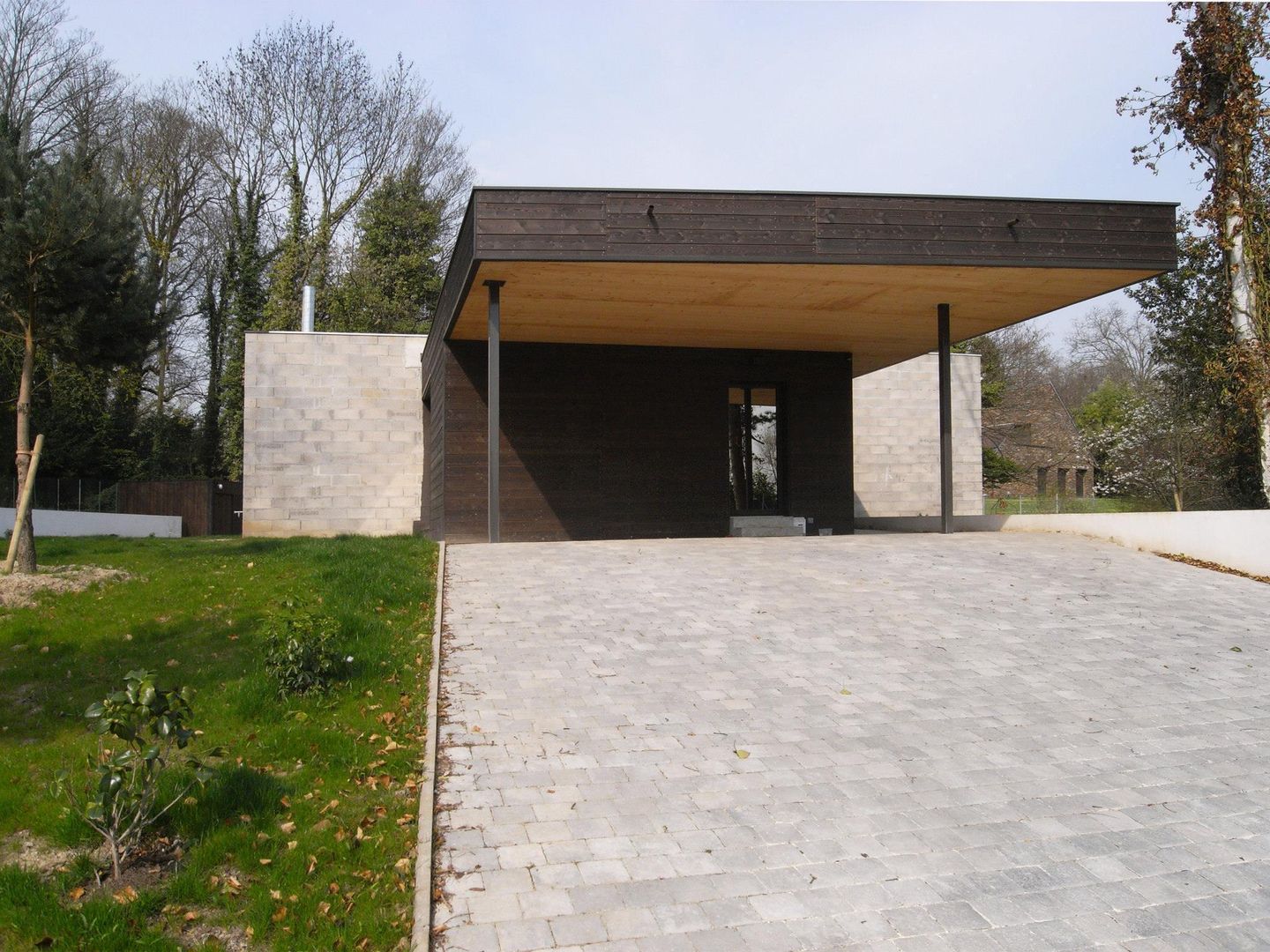 War House, Allegre + Bonandrini architectes DPLG Allegre + Bonandrini architectes DPLG Modern Garage and Shed