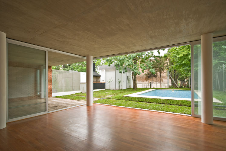 Vista desde el estar hacia el jardin. moarqs Salas de estilo clásico