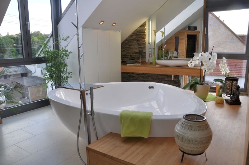 Wellness Bad im Dachgeschoss, RÄUME + BAUTEN RÄUME + BAUTEN Moderne Badezimmer Badewanne,Pflanze,Eigentum,Zimmerpflanze,Innenarchitektur,Holz,Die Architektur,Sanitärarmatur,Leuchte,Umhauen