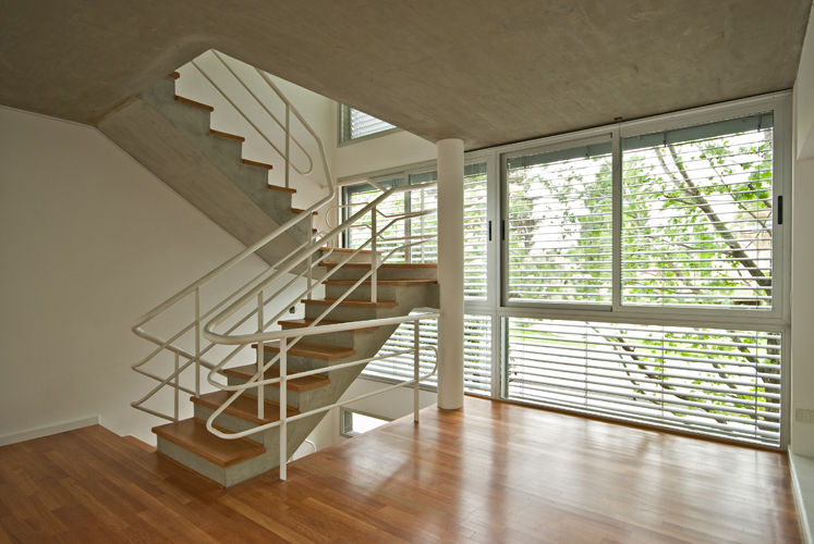 Casa Acassuso, moarqs moarqs Classic style corridor, hallway and stairs