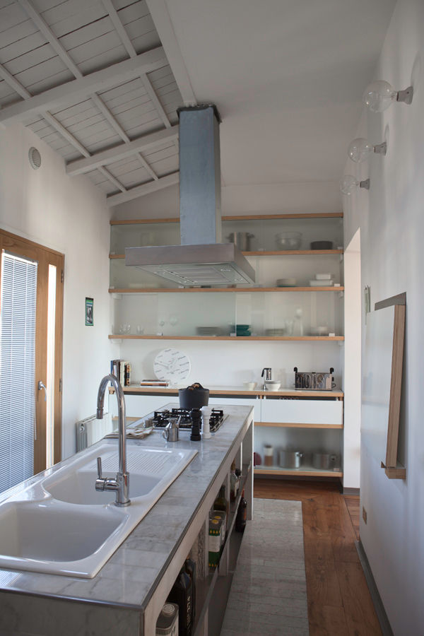 Ristrutturazione nel quartiere Pigneto a Roma, Studio Cassiani Studio Cassiani Modern kitchen