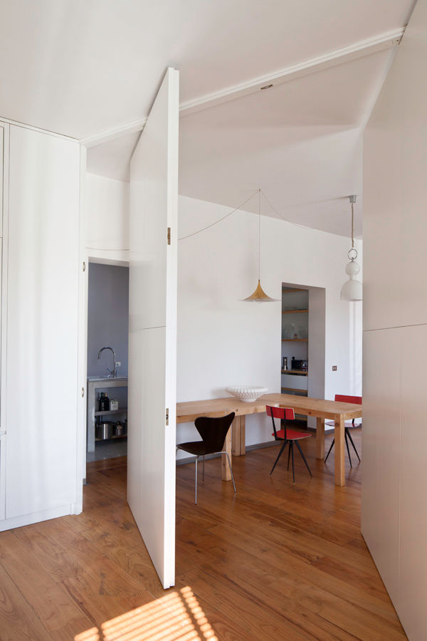 Ristrutturazione nel quartiere Pigneto a Roma, Studio Cassiani Studio Cassiani Modern dining room