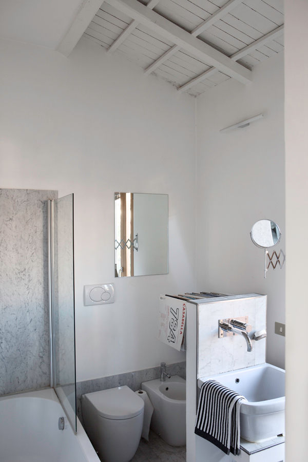 Ristrutturazione nel quartiere Pigneto a Roma, Studio Cassiani Studio Cassiani Modern bathroom