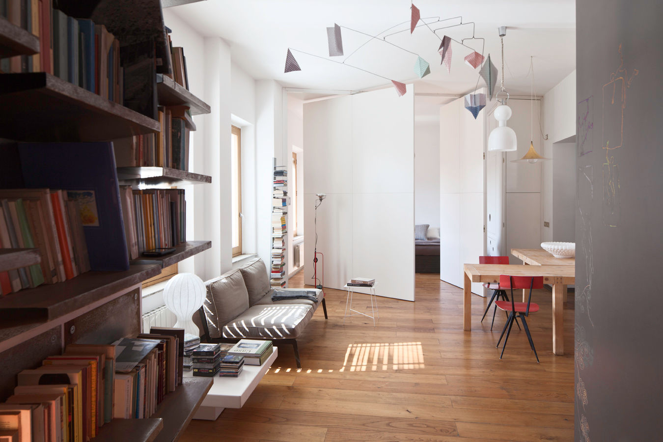 Ristrutturazione nel quartiere Pigneto a Roma, Studio Cassiani Studio Cassiani ห้องนั่งเล่น