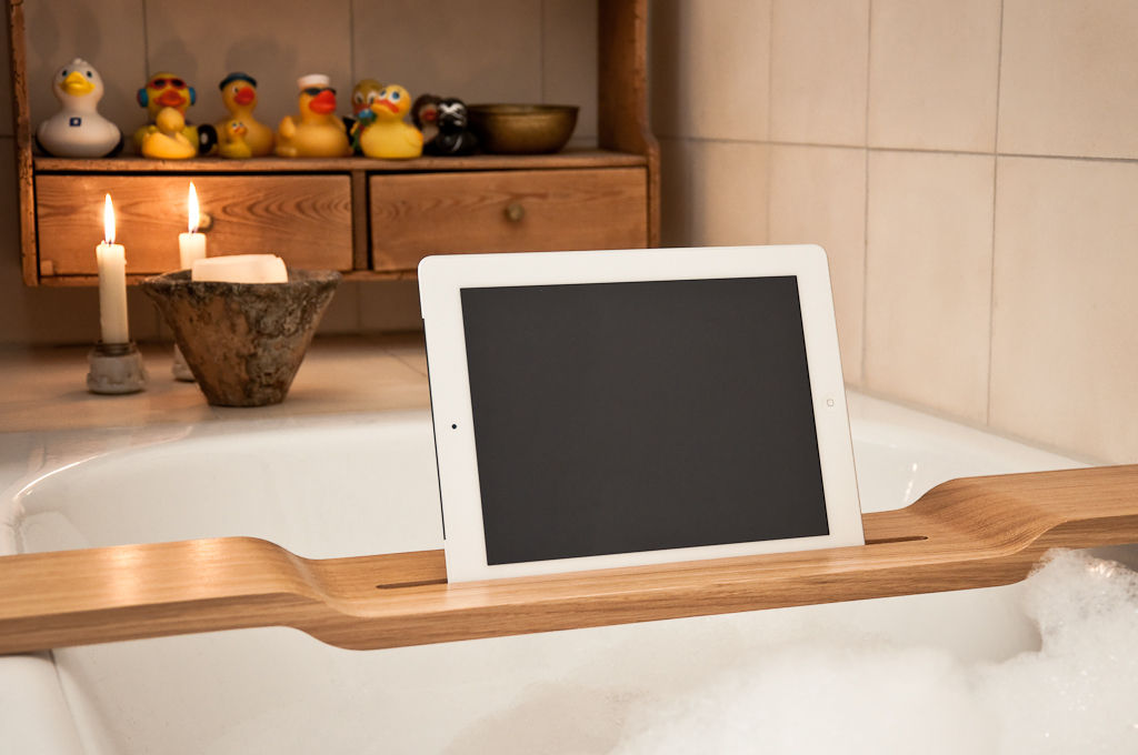 iPad Halterung für die Badewanne oder Sessel, trimborn & eich trimborn & eich Casas estilo moderno: ideas, arquitectura e imágenes