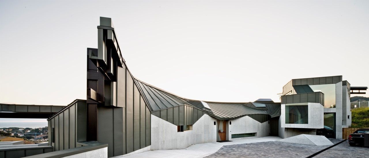 Topographic house in Llavaneres, MIAS Architects MIAS Architects Casas modernas