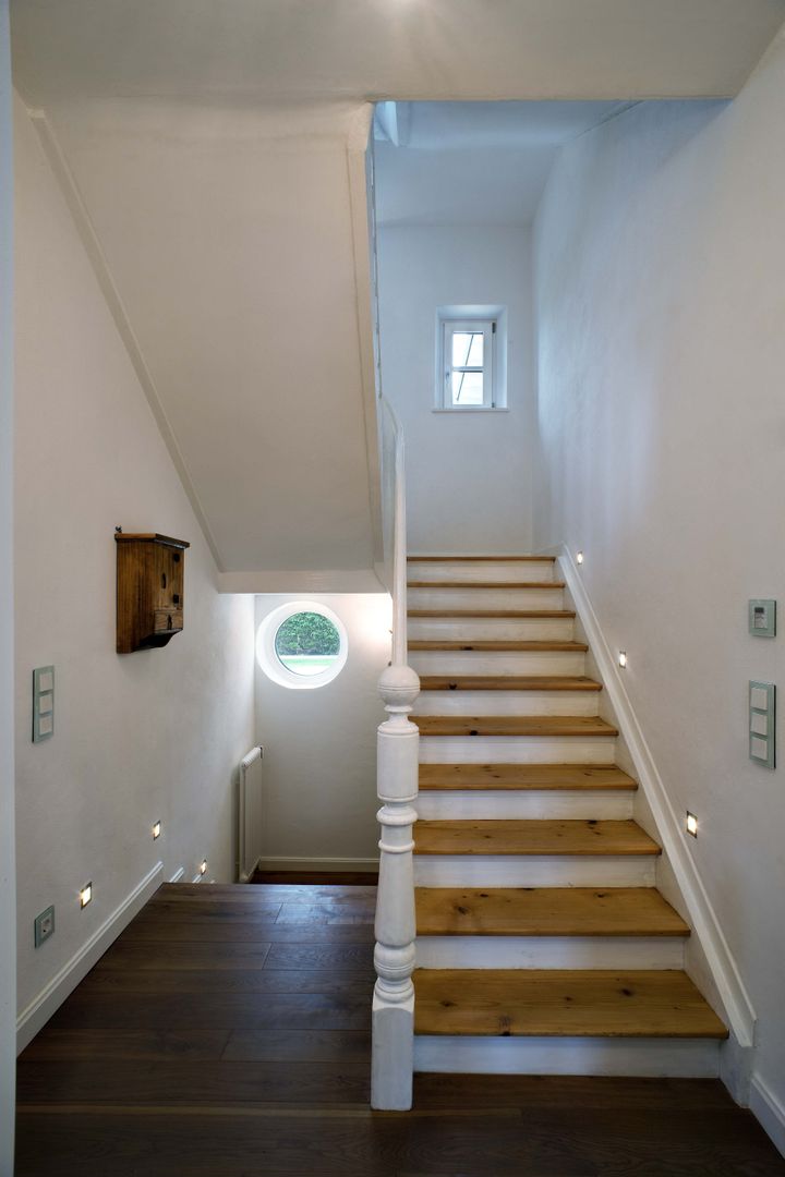 Wohnhaus in Holzkirchen bei München, PLANUNG-RAUM-DESIGN Anne Batisweiler PLANUNG-RAUM-DESIGN Anne Batisweiler Classic style corridor, hallway and stairs