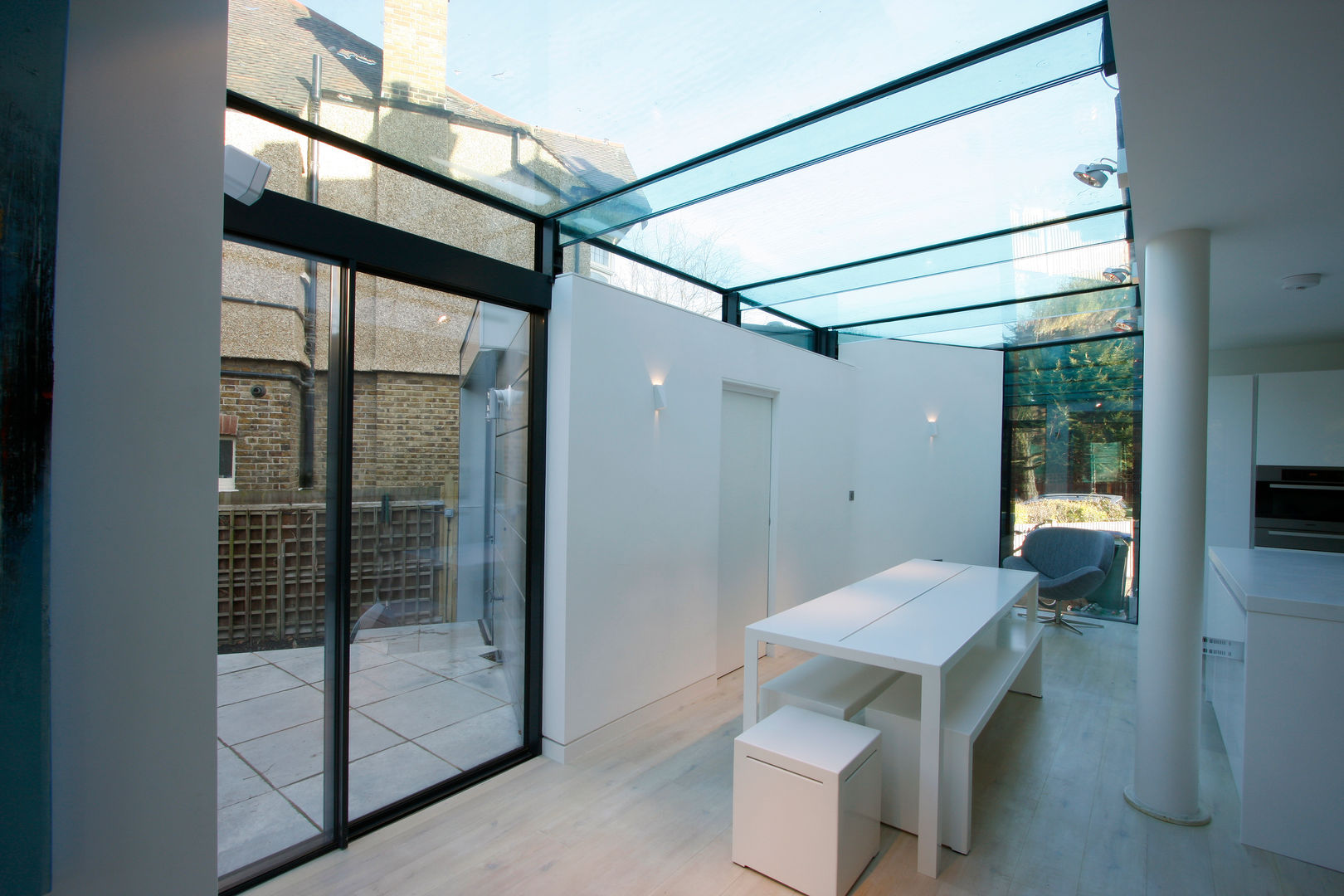 Dovercourt Road Extension homify Comedores de estilo moderno