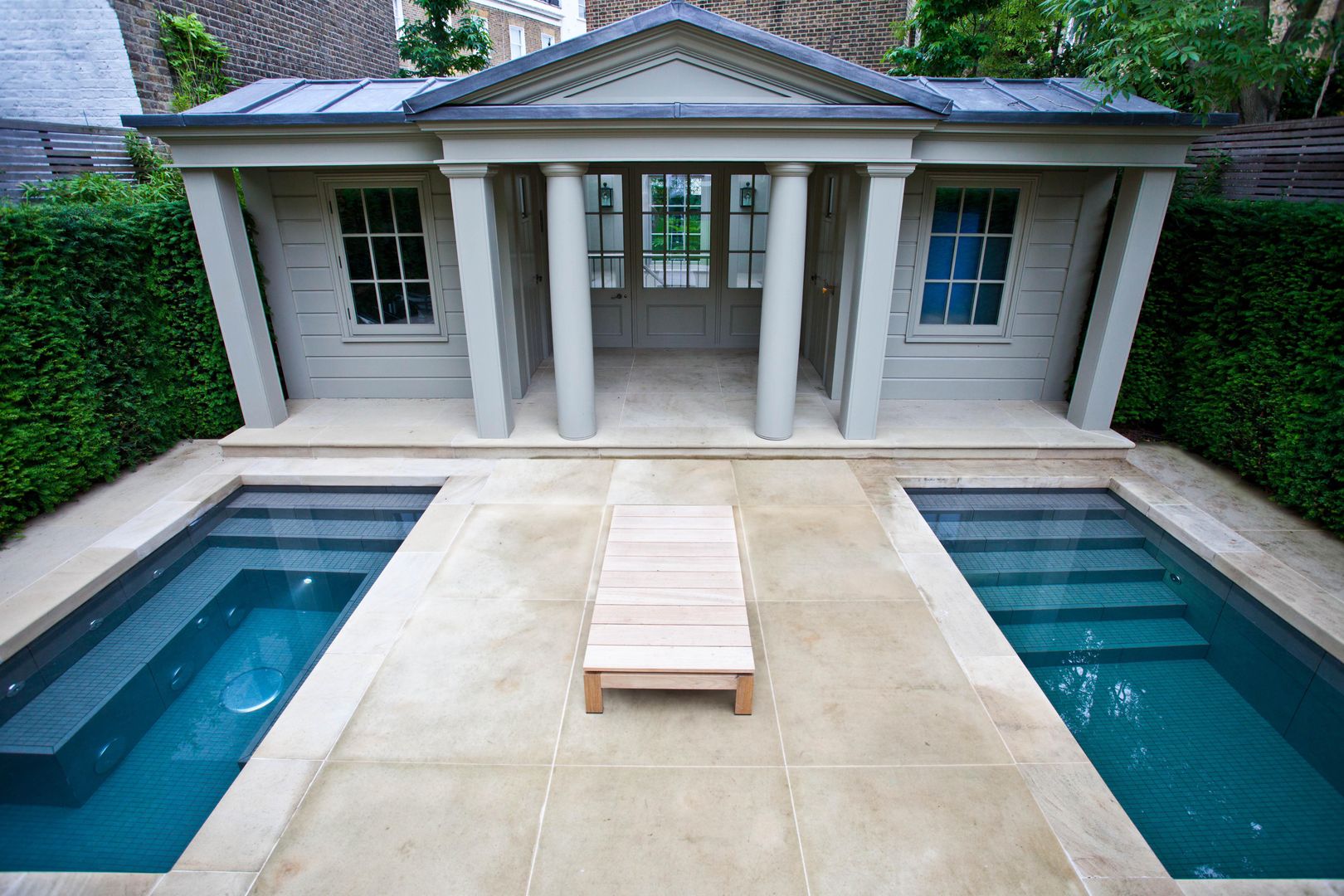 Twin Plunge Pools , London Swimming Pool Company London Swimming Pool Company コロニアルスタイルの プール