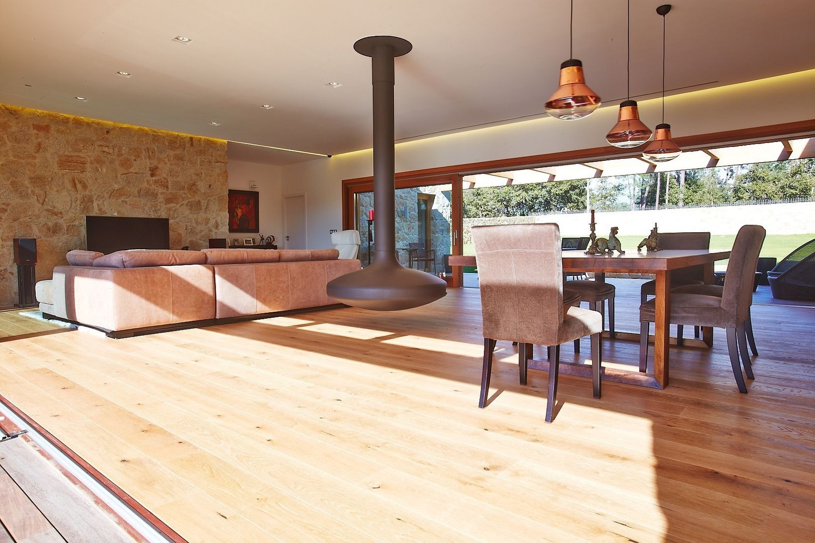 Una Casa con Paredes de Piedra y Jardines de Sueño, HUGA ARQUITECTOS HUGA ARQUITECTOS Living room