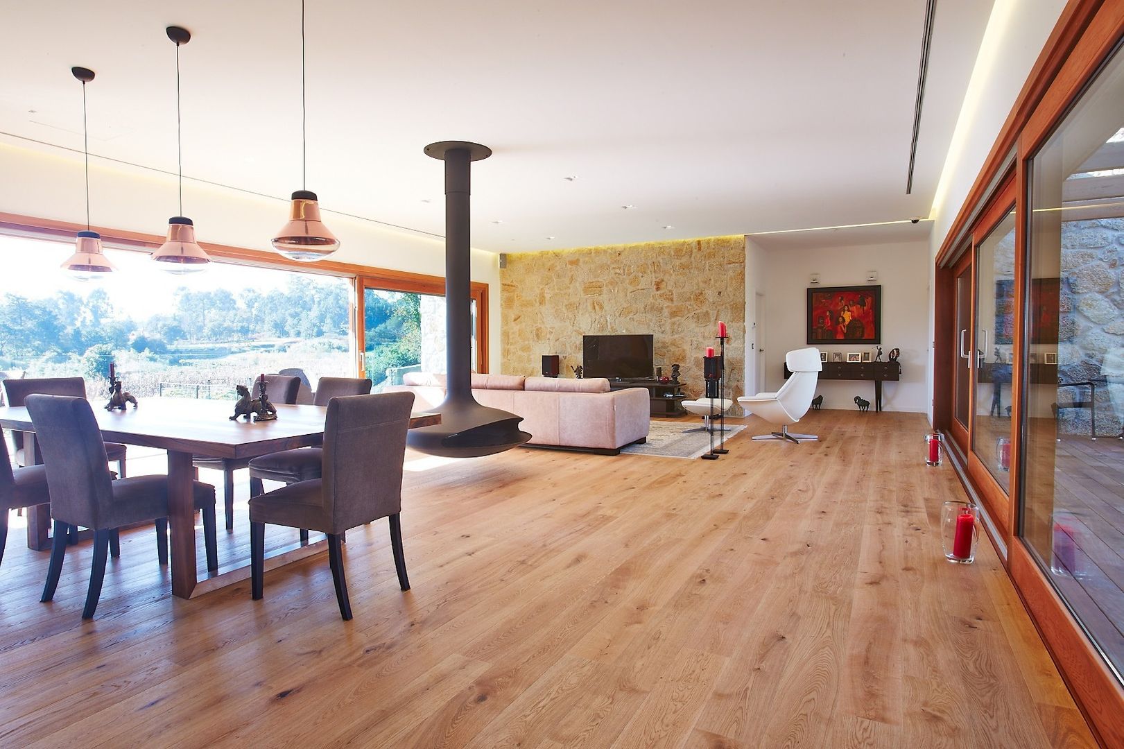 Una Casa con Paredes de Piedra y Jardines de Sueño, HUGA ARQUITECTOS HUGA ARQUITECTOS Living room