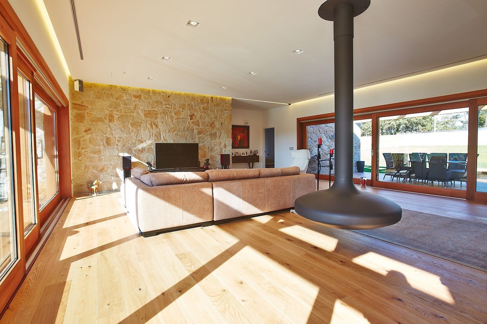 Una Casa con Paredes de Piedra y Jardines de Sueño, HUGA ARQUITECTOS HUGA ARQUITECTOS Living room