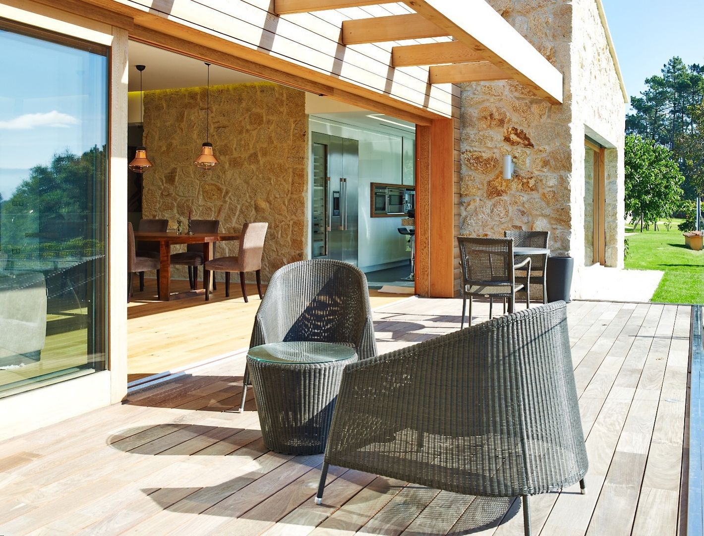 Una Casa con Paredes de Piedra y Jardines de Sueño, HUGA ARQUITECTOS HUGA ARQUITECTOS Patios & Decks