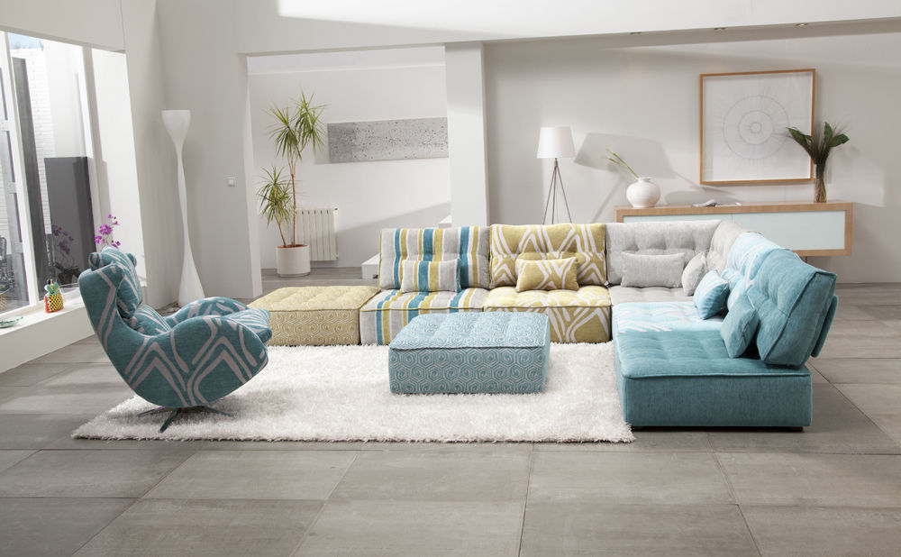 Una colorida temporada en Casasola Muebles, Casasola Decor Casasola Decor モダンデザインの リビング ソファー＆アームチェア