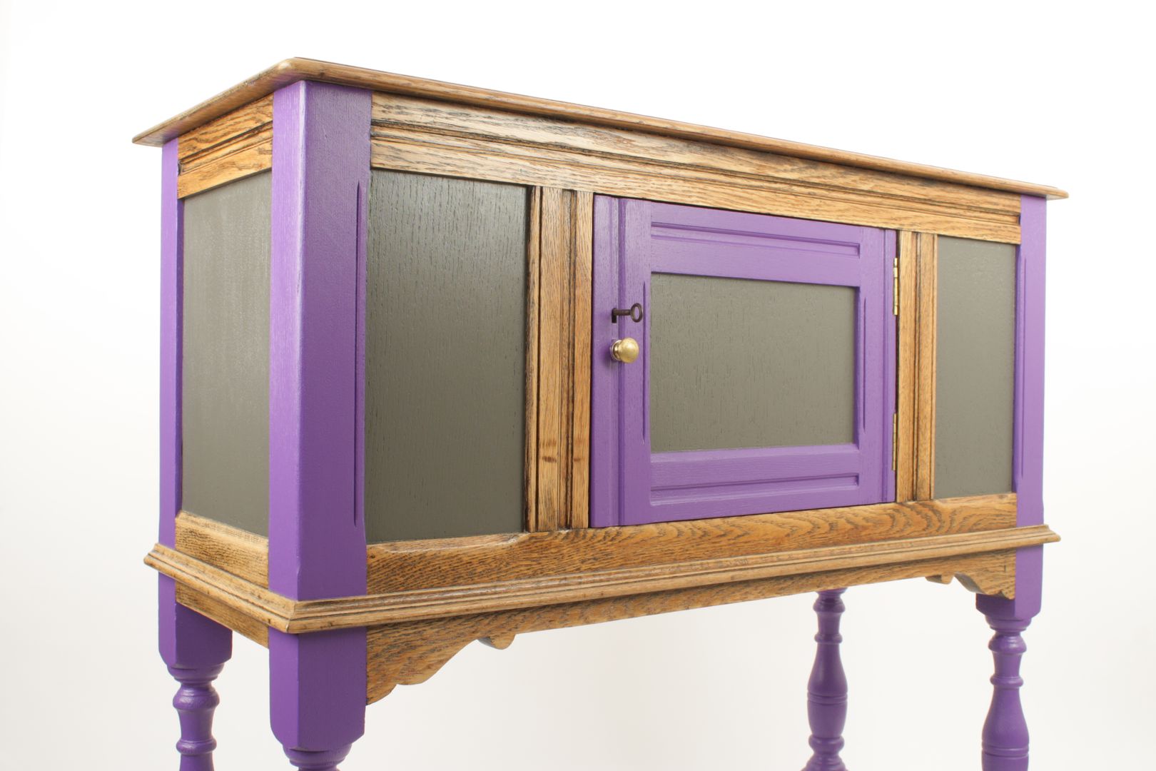 Upcycled vintage oak cabinet, Narcissus Road Furniture Design Narcissus Road Furniture Design Eclectische woonkamers Wandplanken