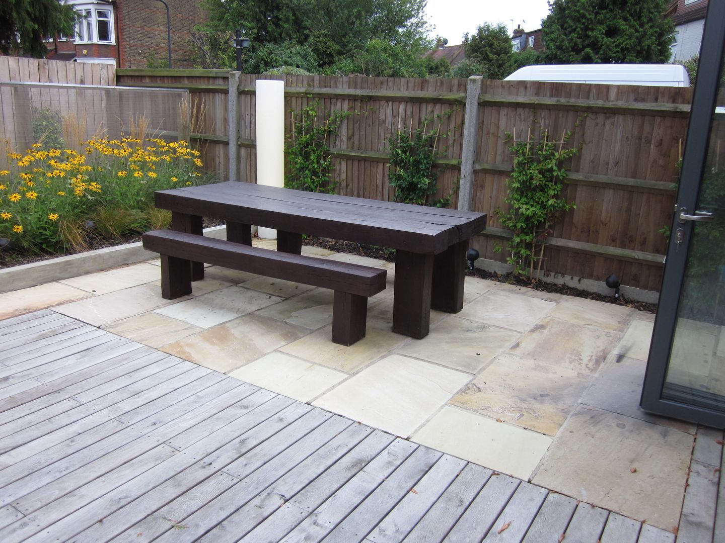 Modern Family garden in North London, Earth Designs Earth Designs Modern style gardens