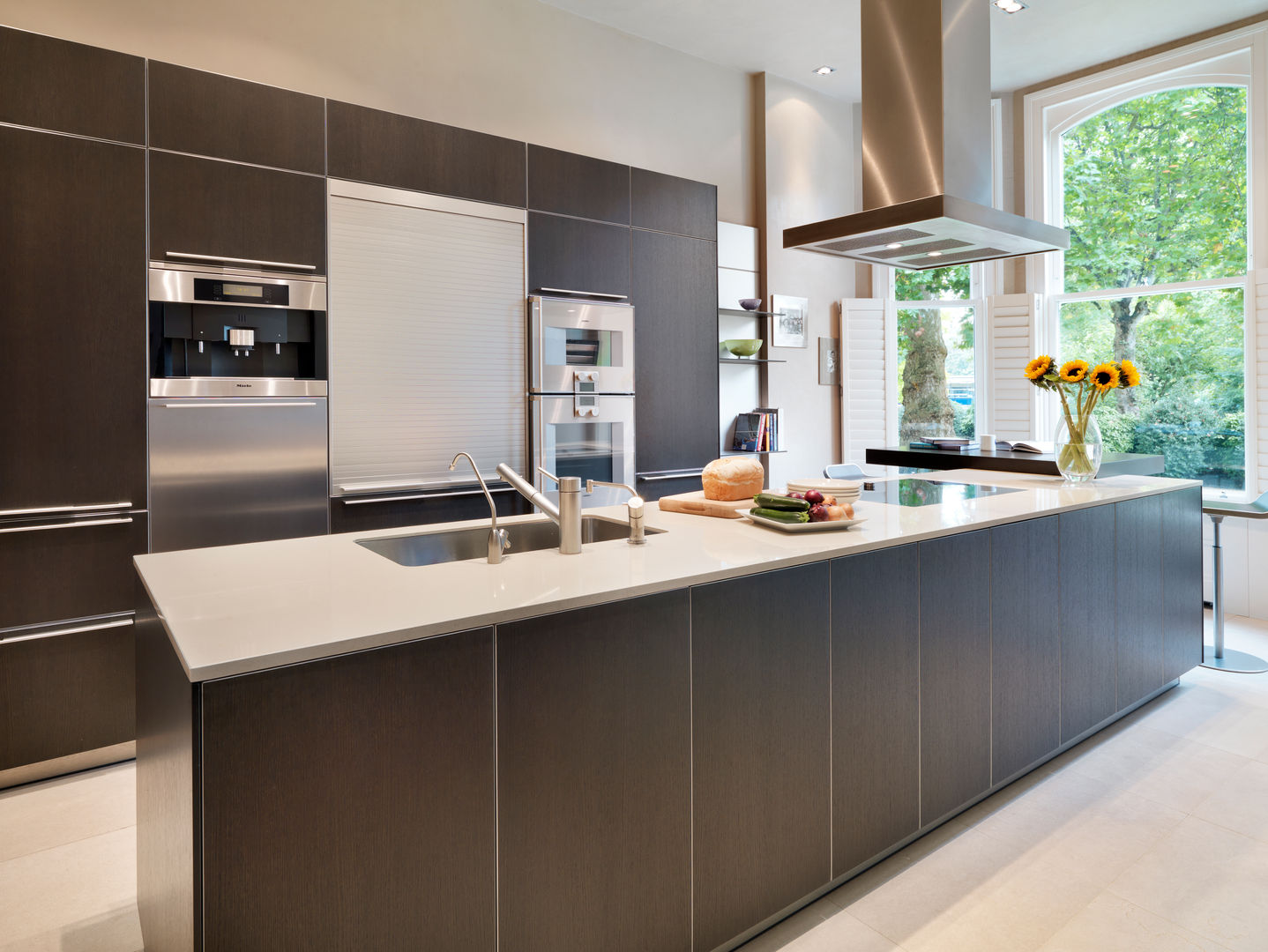 Luxury London apartment Kitchen Architecture Nhà bếp phong cách hiện đại kitchen architecture,bulthaup,bulthaup b3,bespoke kitchen,contemporary kitchen,luxurykitchen,integrated kitchen,kitchen island,breakfast bar,dark kitchens,gagganau,kitchen storage