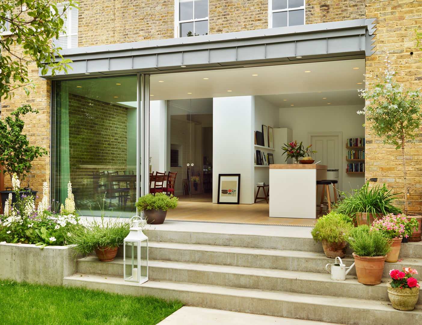 Pure elegance Kitchen Architecture 모던스타일 주방 kitchen architecture,bulthaup,bulthaup b3,bespoke kitchen,contemporary kitchen,white kitchen,kitchen extension,open plan,kitchen island,indoor outdoor