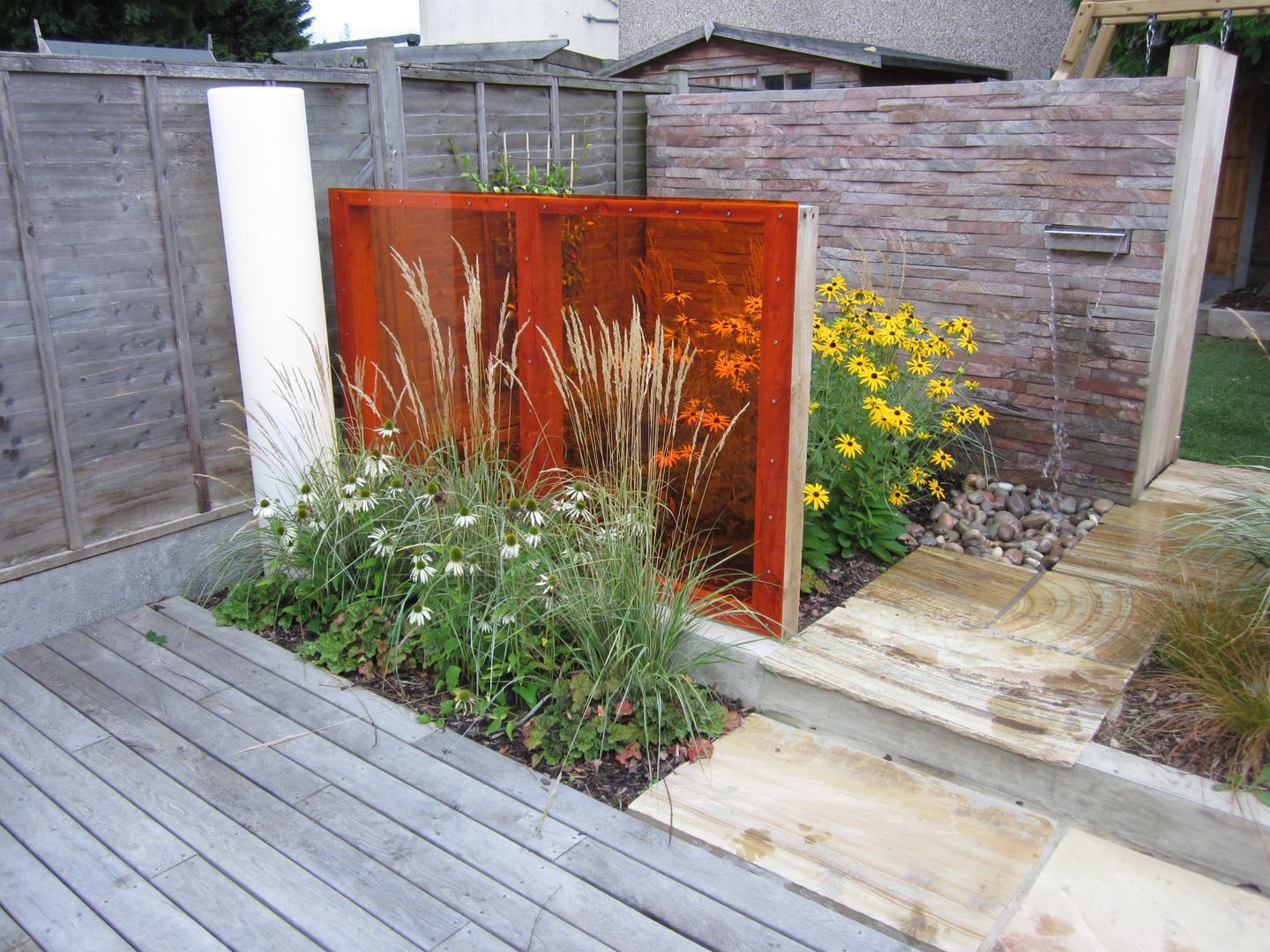 Modern Family garden in North London, Earth Designs Earth Designs Giardino moderno